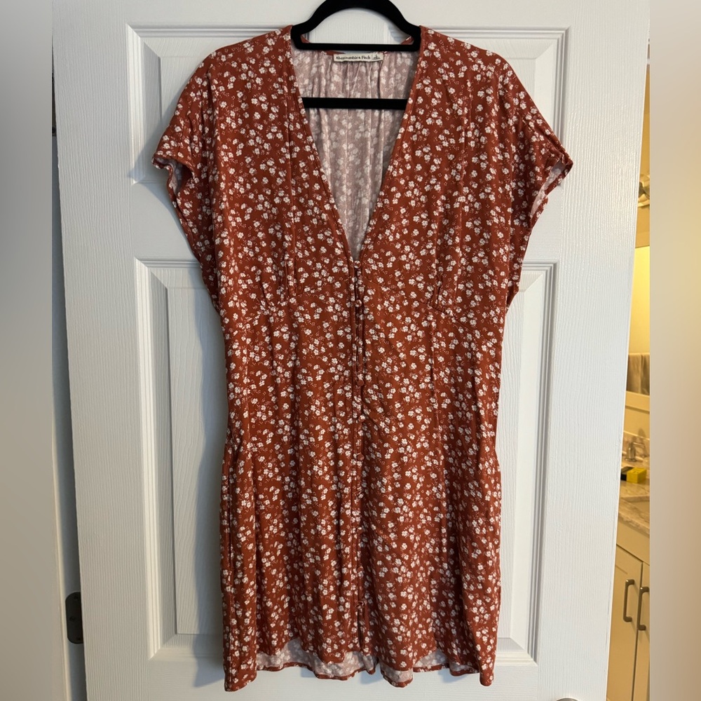 Abercrombie & Fitch Dark Mauve/Red Floral Button Down V Neck Dress (Large)
